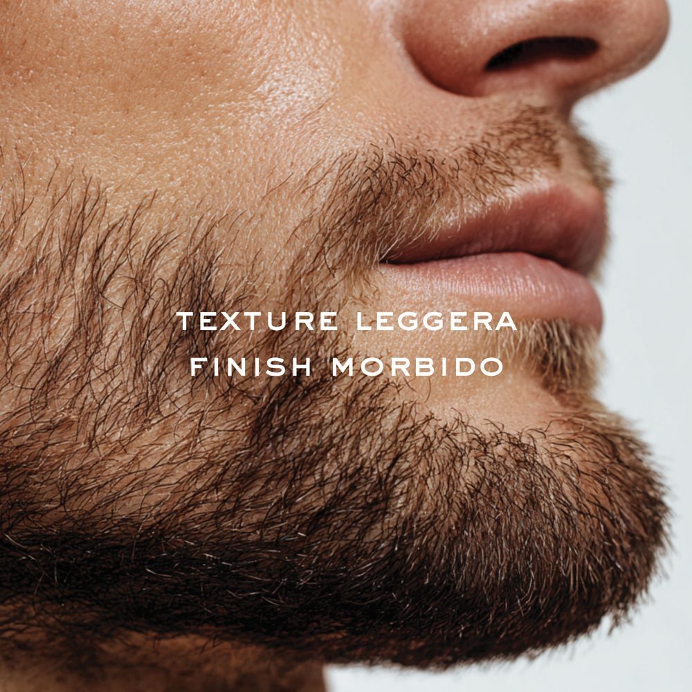 Primo piano di una barba con testo "Texture Leggera Finish Morbido".