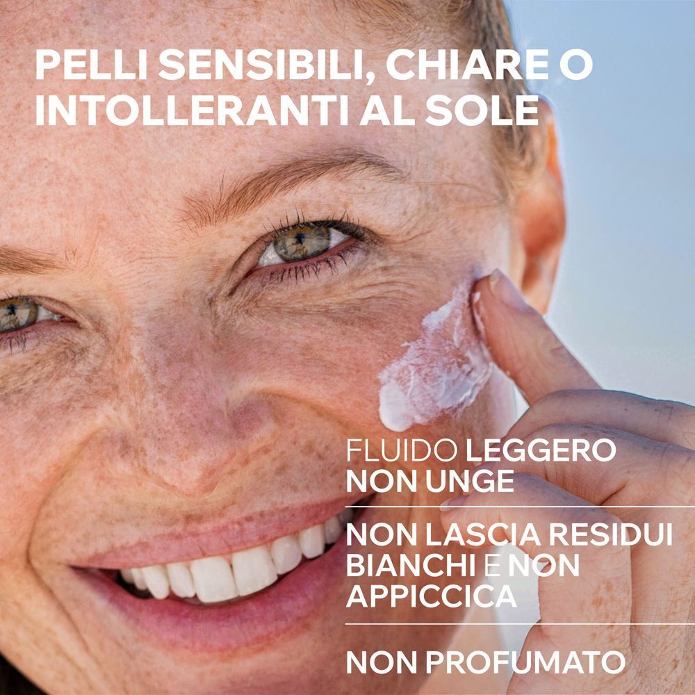 Una donna applica URIAGE BARIESUN 100 Fluido SPF50+. Fluido leggero non unge.