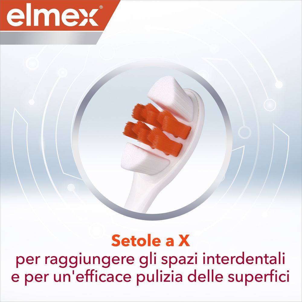 Primo piano della testina dello spazzolino Elmex Interdental Expert Precision con setole a X.