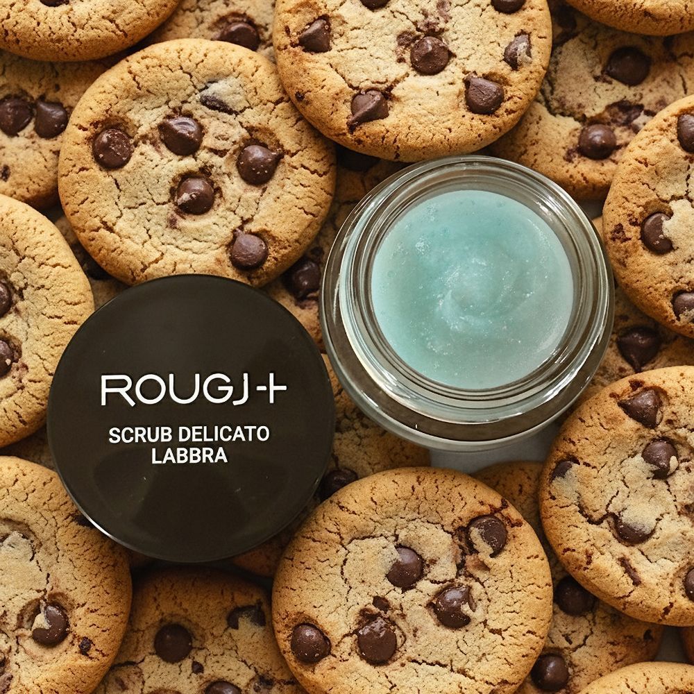 Rougj Scrub Labbra Biscotto circondato da biscotti al cioccolato.