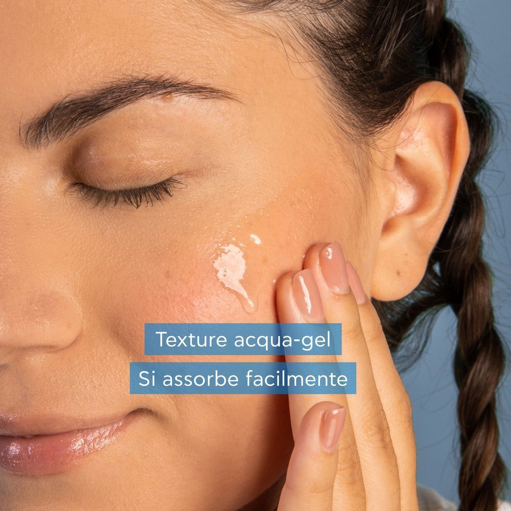 Donna applica Apivita Aqua Beelicious Booster, texture gel-acqua, si assorbe facilmente.