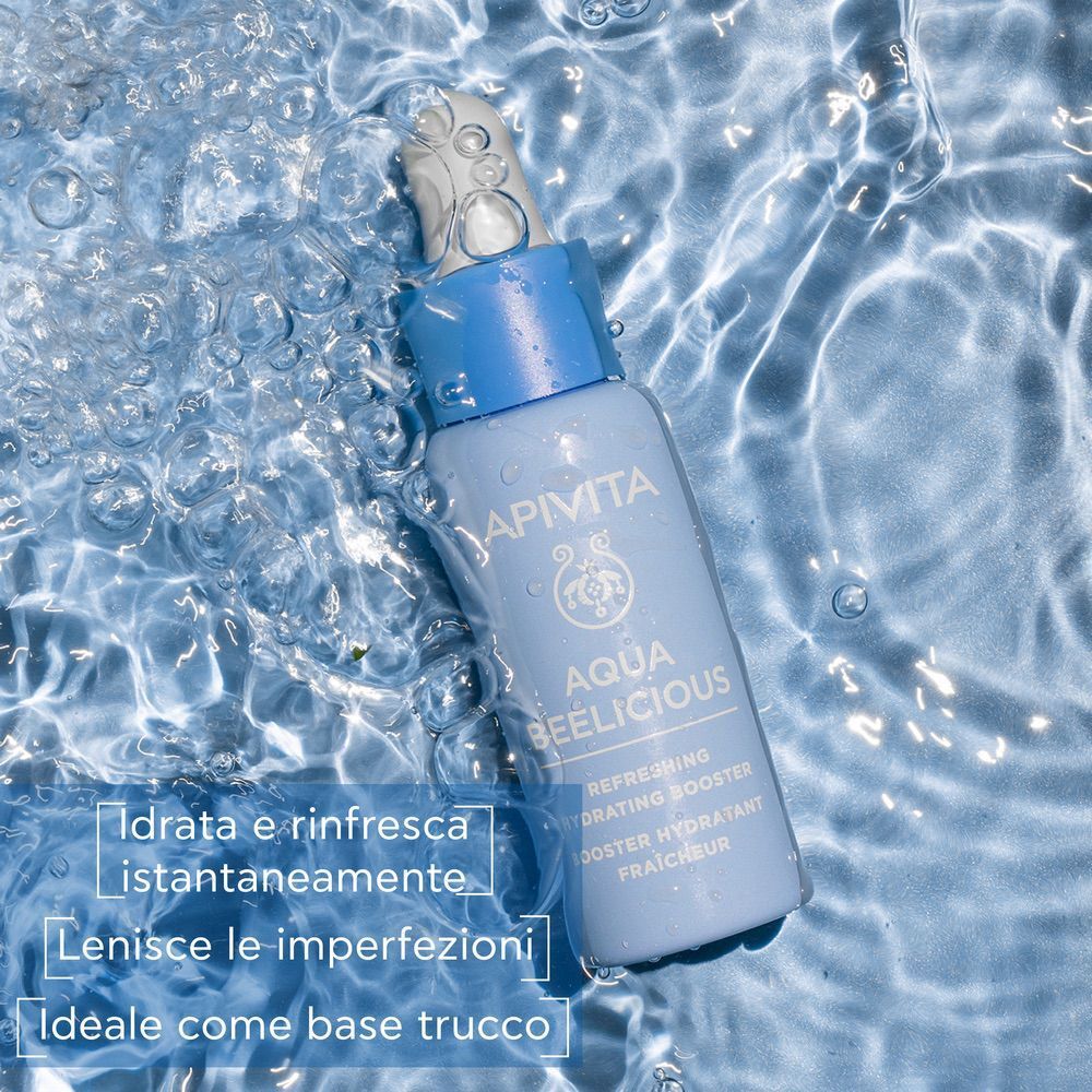 Booster Idratante Apivita Aqua Beelicious in flacone blu con contagocce, circondato da acqua.