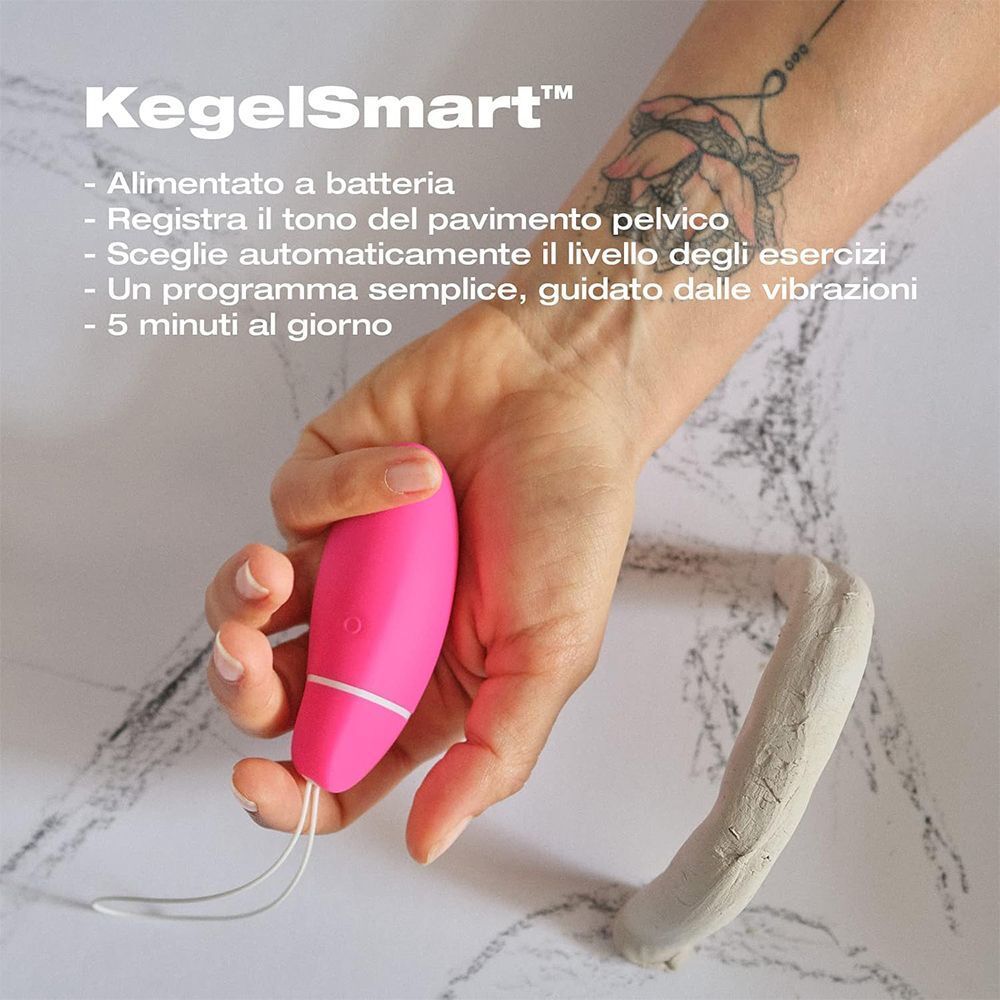 Mano che tiene un allenatore Kegel rosa, con testo su esercizi del pavimento pelvico.