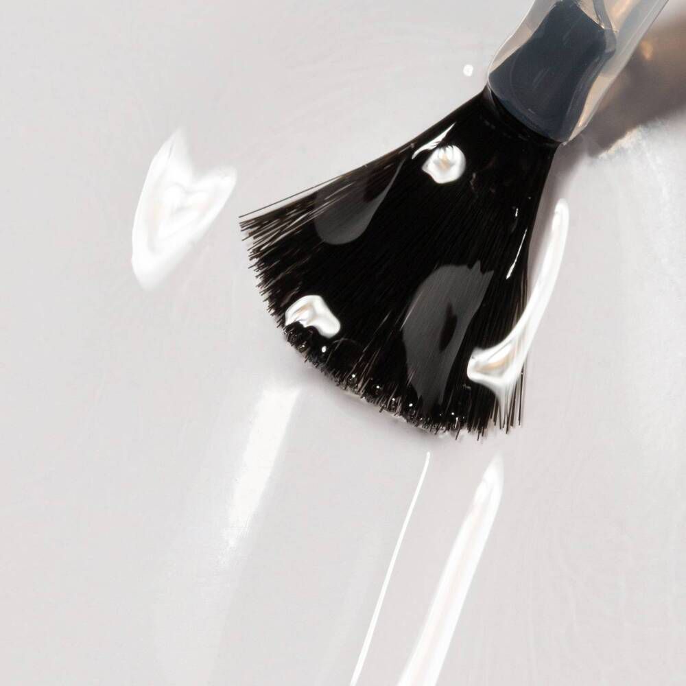 Pennello applicatore con smalto trasparente.