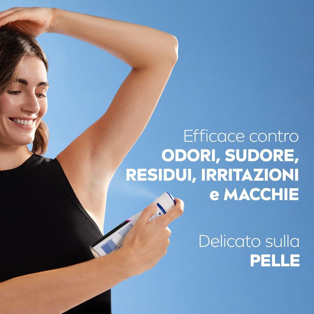 Donna applica spray Nivea Black & White. Efficace contro odori, sudore, irritazioni e macchie.