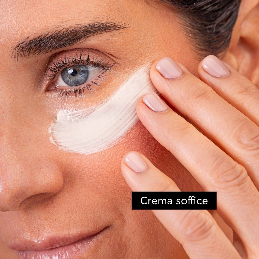 Donna applica maschera contorno occhi APIVITA EXPRESS BEAUTY uva, texture cremosa.