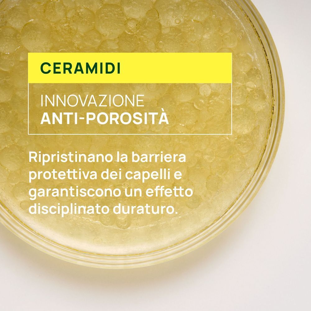 Primo piano di una ciotola con sostanza gelatinosa, "Ceramidi" e "Anti-porosità".