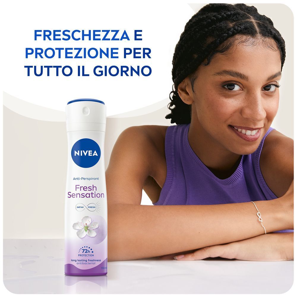Donna con spray Nivea Fresh Sensation, promette freschezza e protezione per tutto il giorno.