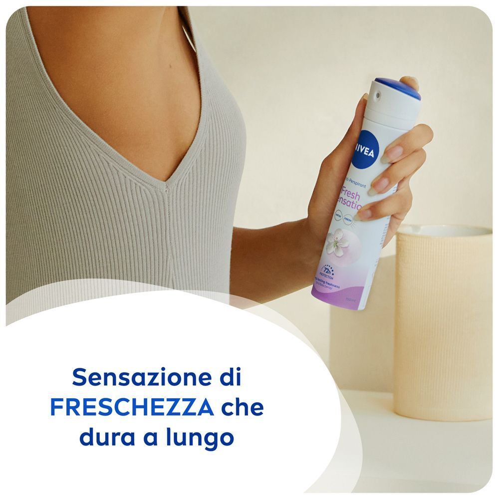 Mano che tiene spray Nivea Fresh Sensation per una freschezza duratura.
