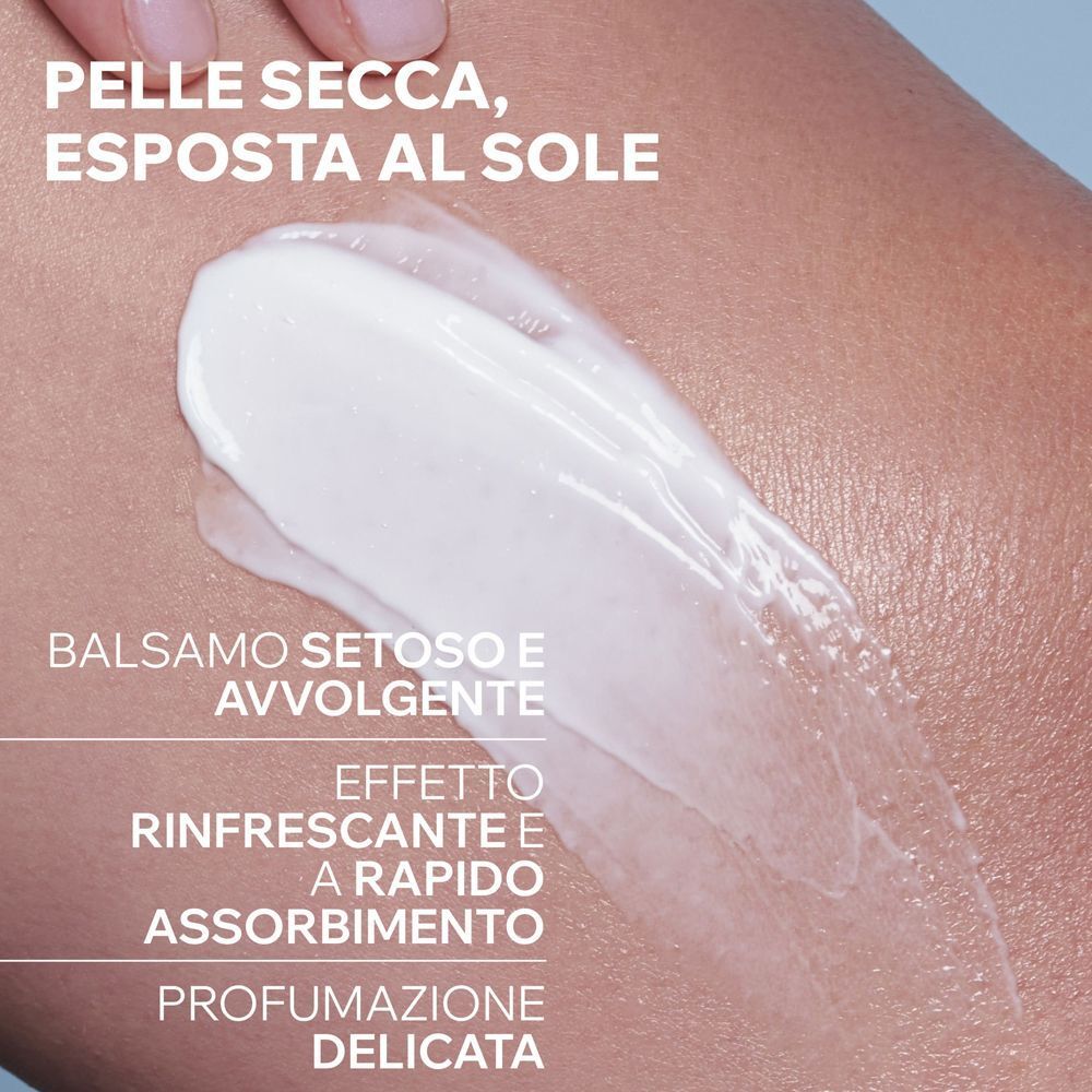 Balsamo cremoso applicato su pelle esposta al sole, testo sulla texture setosa.