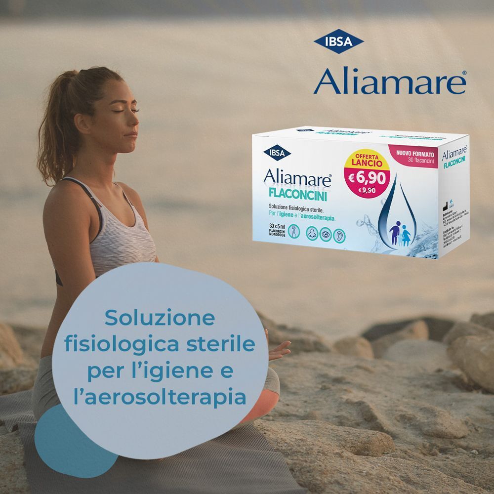 Donna medita in spiaggia accanto a una confezione di Aliamare Flaconcini, soluzione fisiologica sterile per igiene e aerosolterapia.