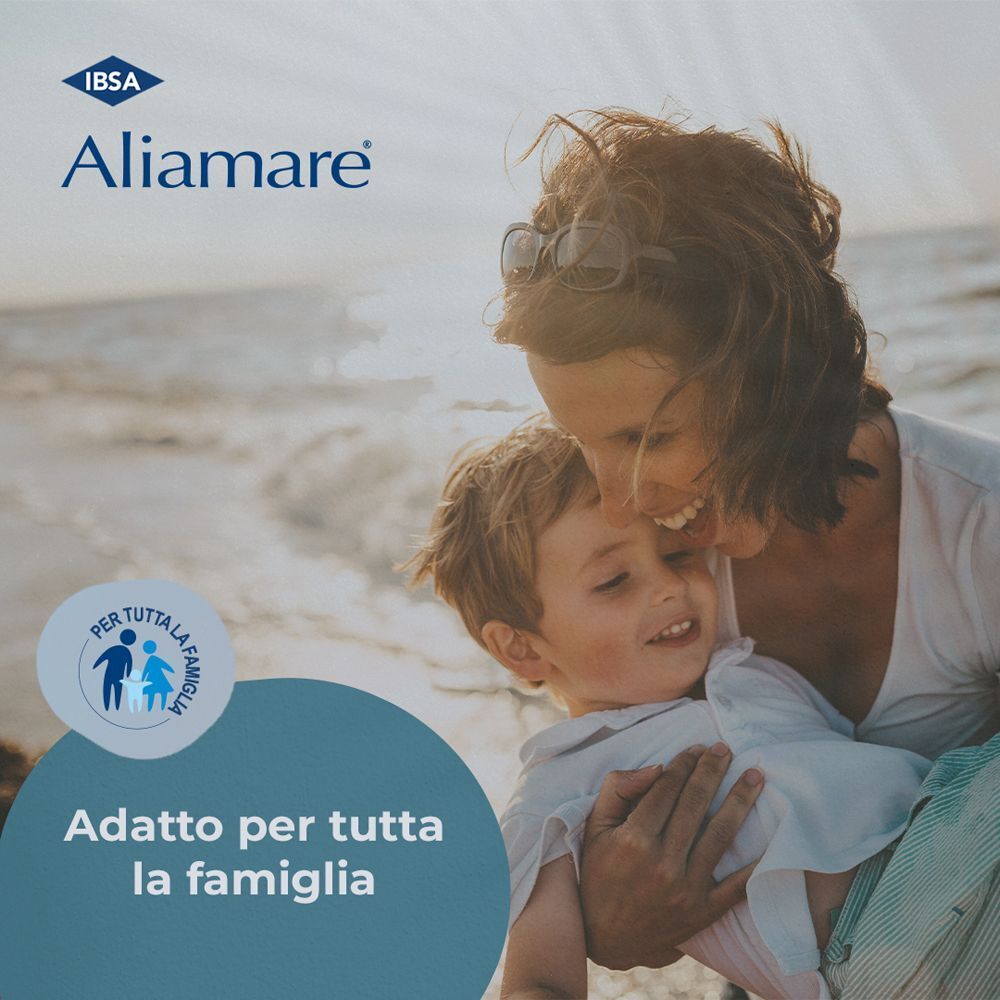 Madre e figlio in spiaggia con una confezione di Aliamare Flaconcini, adatta a tutta la famiglia.