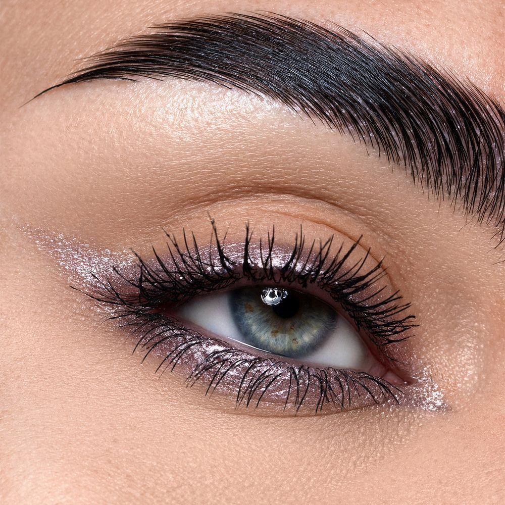 Primo piano di un occhio con ombretto e eyeliner scintillanti.