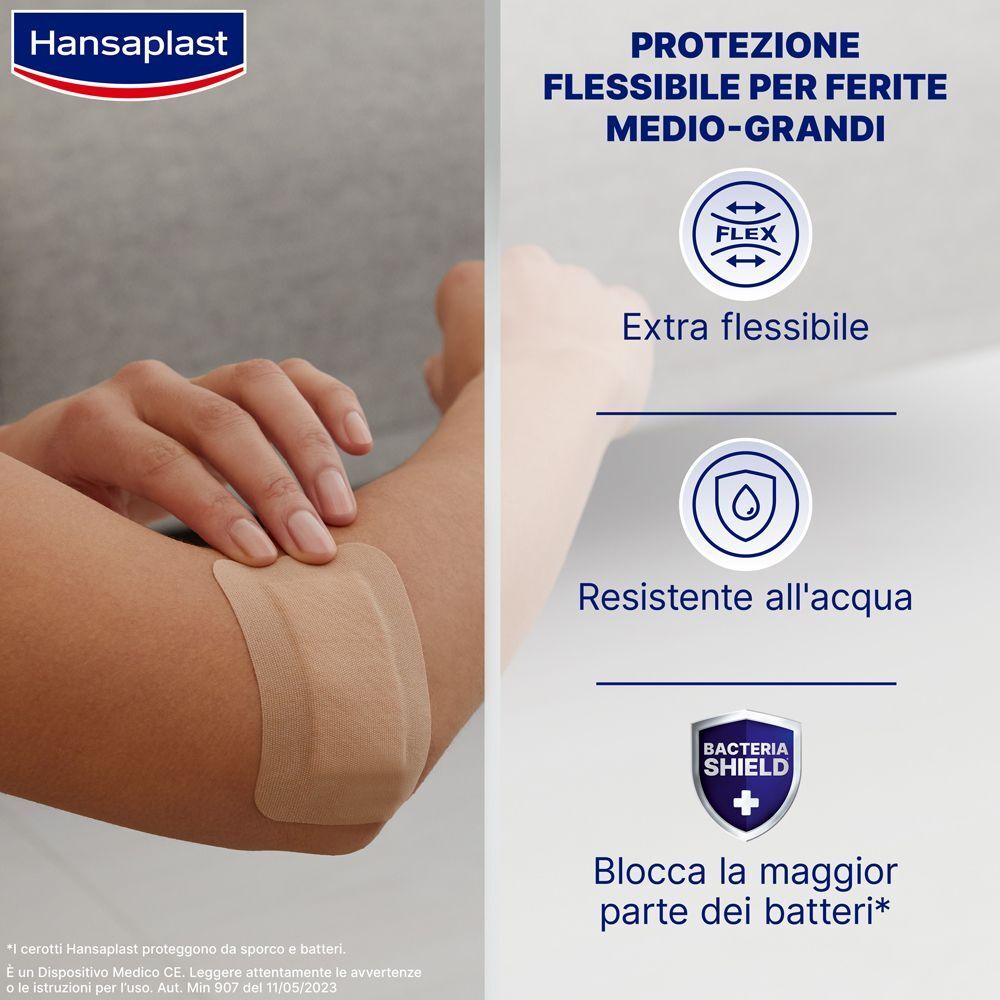 Cerotto Hansaplast applicato su un gomito. Flessibile, resistente all'acqua, protegge dai batteri.