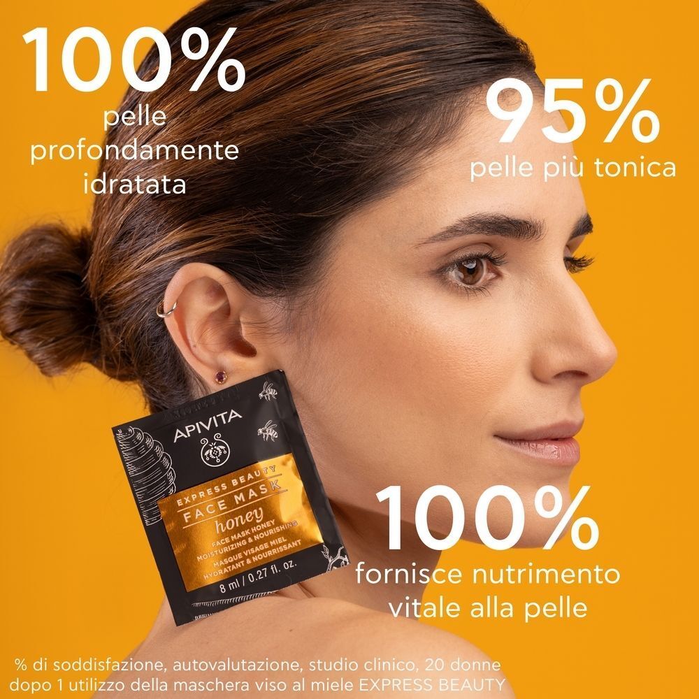 Donna con bustina di maschera viso miele APIVITA EXPRESS BEAUTY, promettendo idratazione.