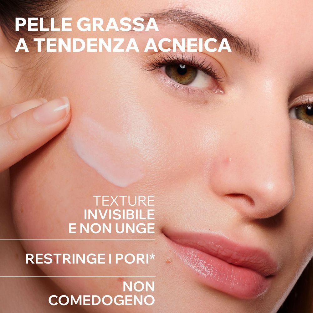 Primo piano di una persona che applica URIAGE HYSEAC 3-REGUL+ sulla pelle.