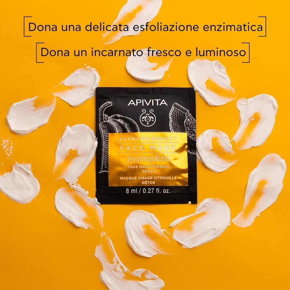 Maschera viso APIVITA Express Beauty alla zucca, circondata da tocchi di crema.