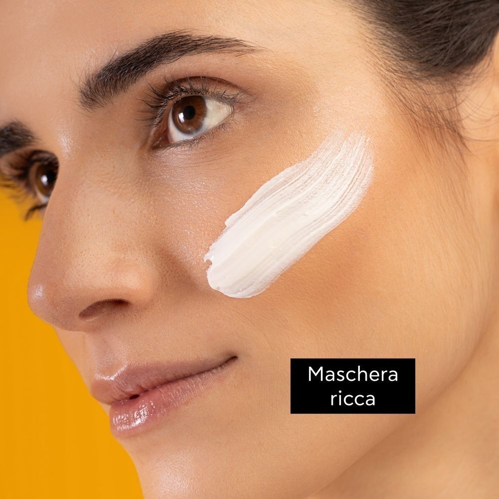 Donna con maschera viso APIVITA Express Beauty sulla guancia.