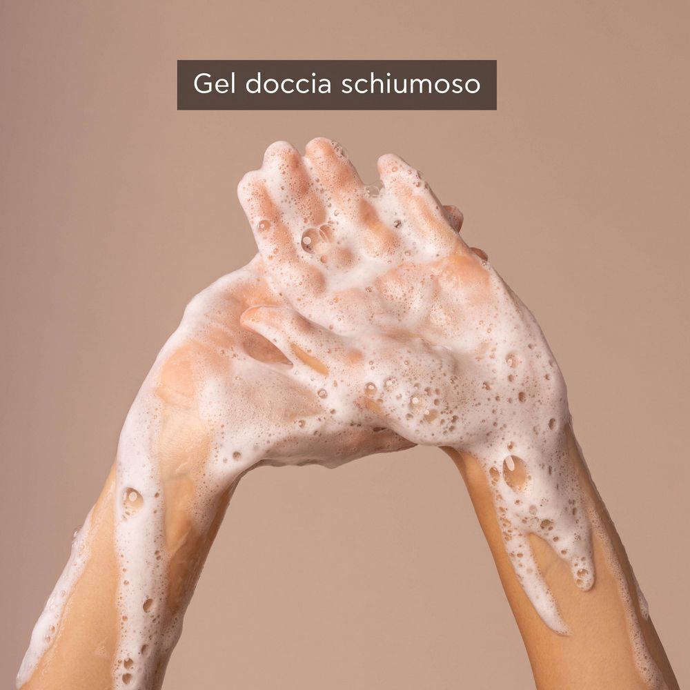 Mani con gel doccia APIVITA PURE JASMINE schiumoso.