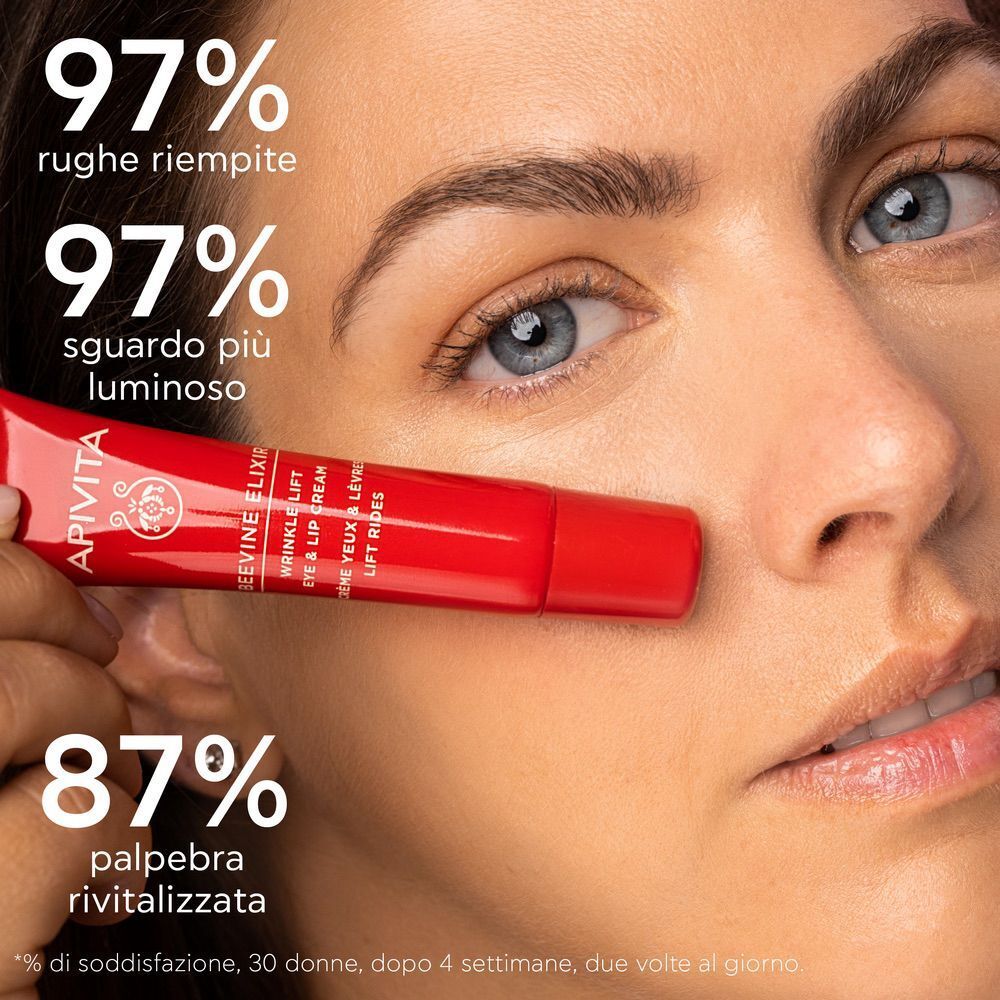 Donna con crema Apivita Beevine Elixir sulla pelle, con percentuali.