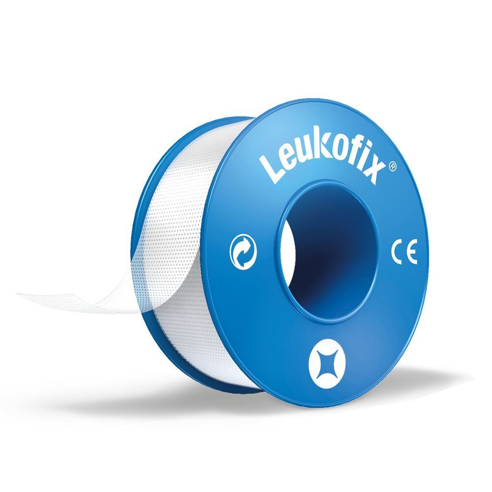 Un rotolo di cerotto Leukofix su rocchetto blu, trasparente, 2,5cm x 5m.