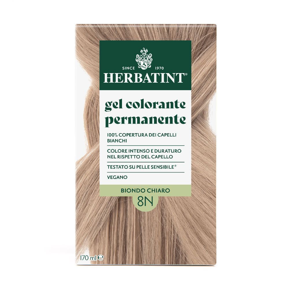 Confezione Herbatint tinta permanente 8N Biondo Chiaro con capelli biondi.