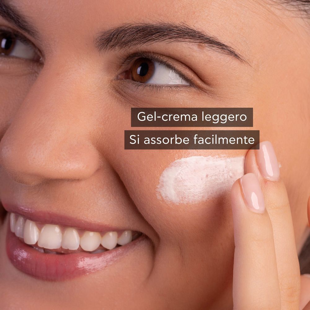 Crema applicata sul viso di una donna sorridente.