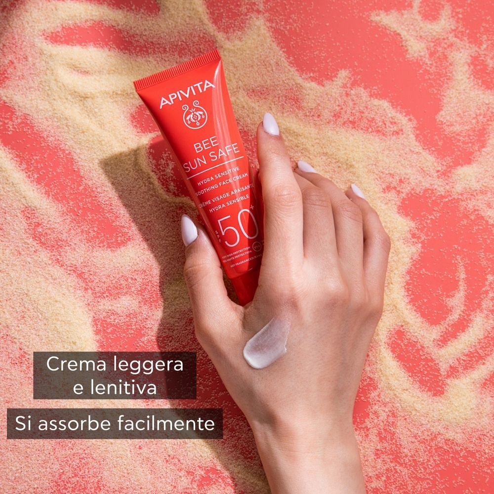 Mano con crema bianca applicata dalla crema solare viso APIVITA SPF 50+.