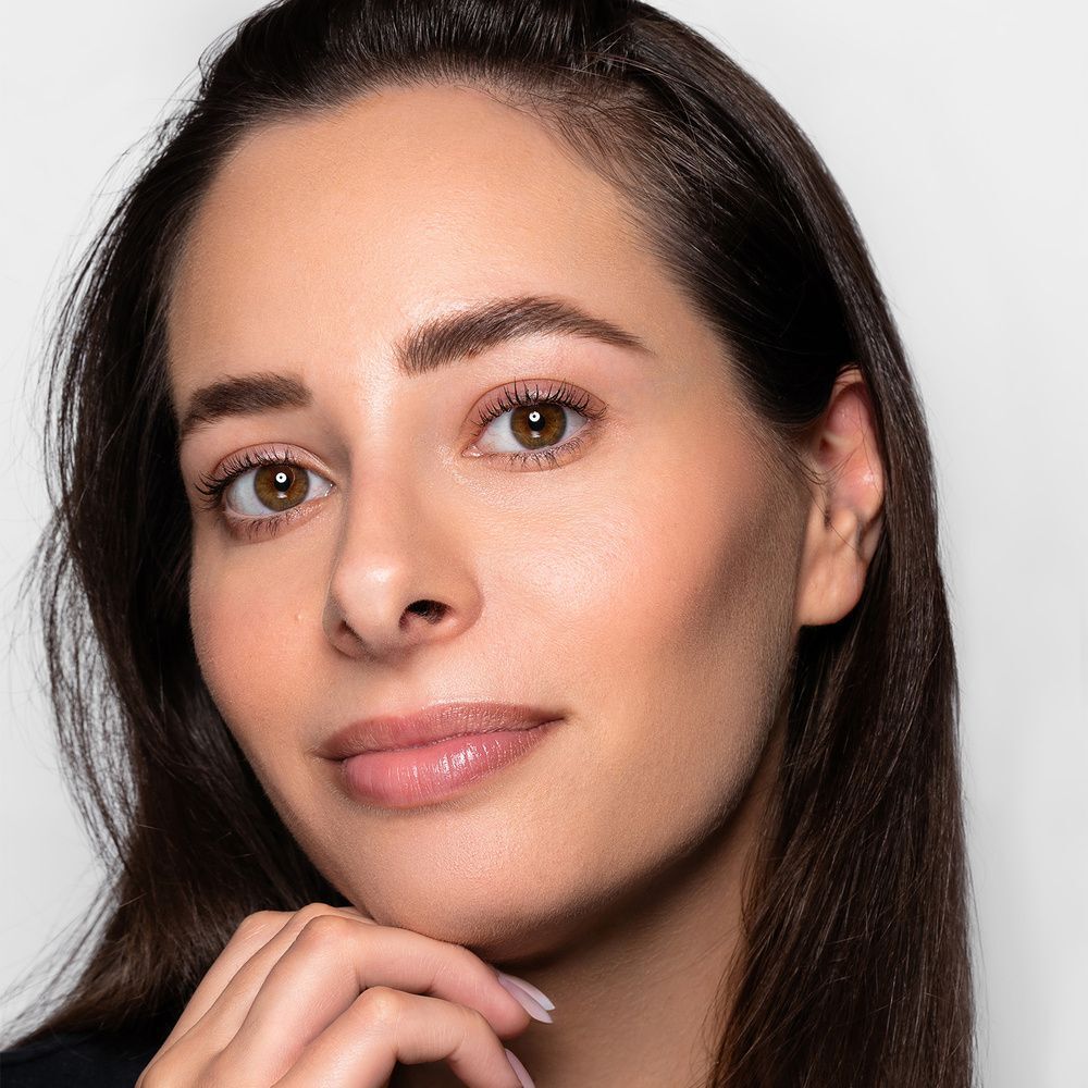 Ritratto di donna con trucco leggero, che mostra l'effetto del prodotto.