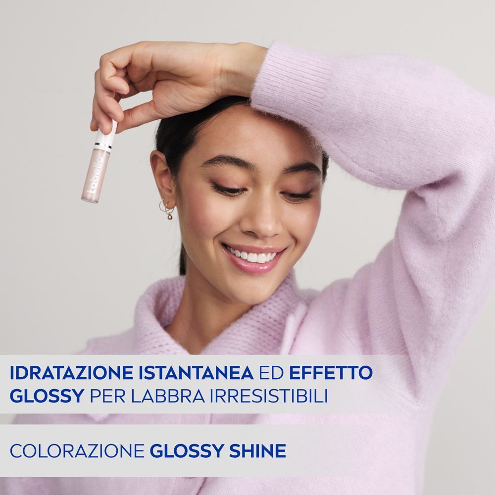 Donna tiene Labello Lip Oil Effetto Glossy. Idratazione istantanea ed effetto glossy per labbra piene.