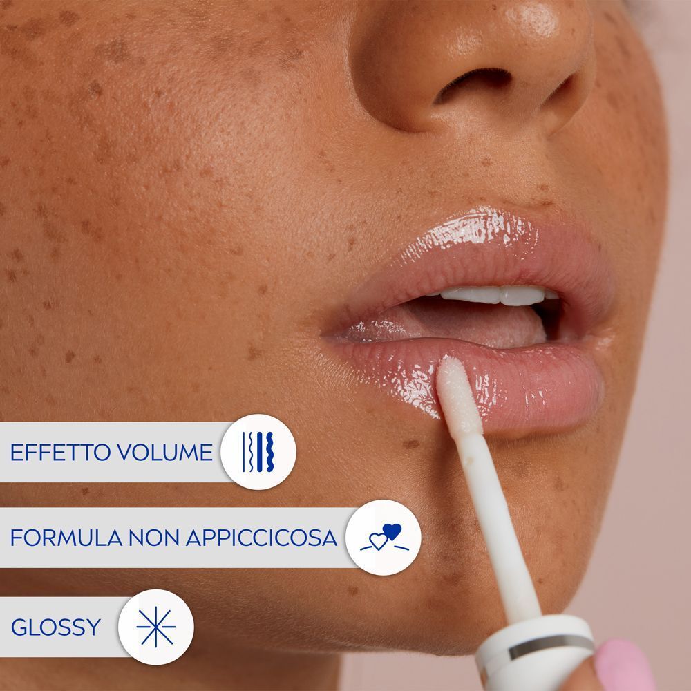 Primo piano labbra con Labello Lip Oil Effetto Glossy. Testo: Effetto volume, formula non appiccicosa.
