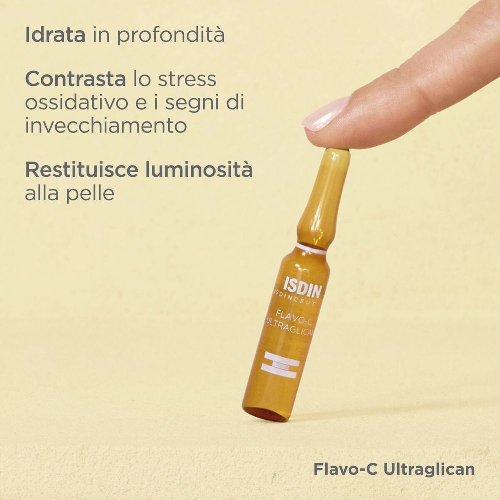 Una mano tiene una fiala ISDIN Isdinceutics Flavoc Ultraglican. Testo: Idrata, contrasta lo stress ossidativo.