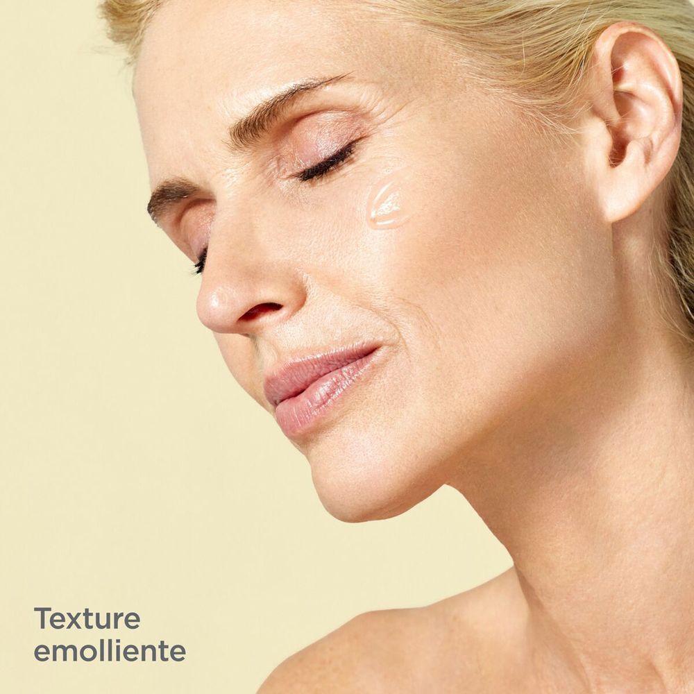 Primo piano di una donna che sente una texture di siero sulla pelle.