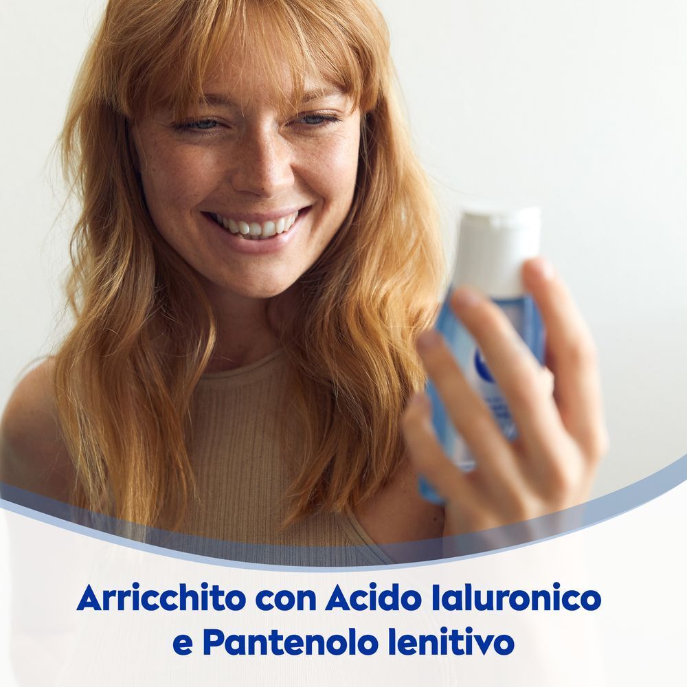 Donna che tiene in mano un flacone di Nivea Struccante Occhi.