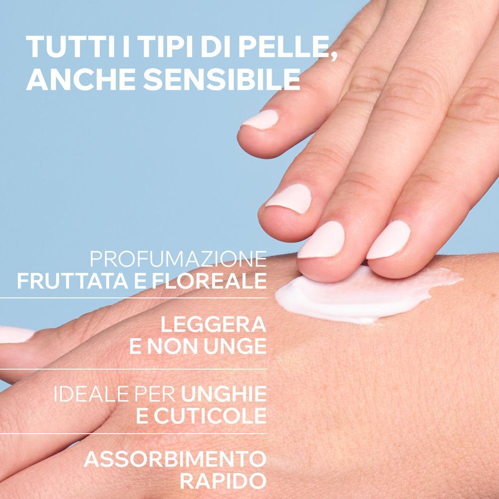 Applicazione di crema mani URIAGE su pelle secca, texture leggera.