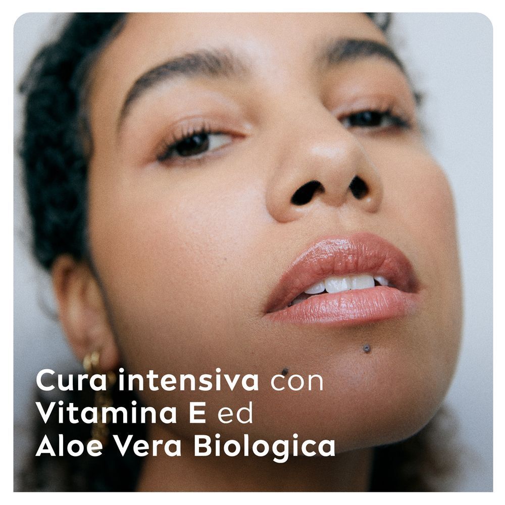 Primo piano di un viso che riceve cure intensive con Vitamina E e Aloe Vera Biologica.