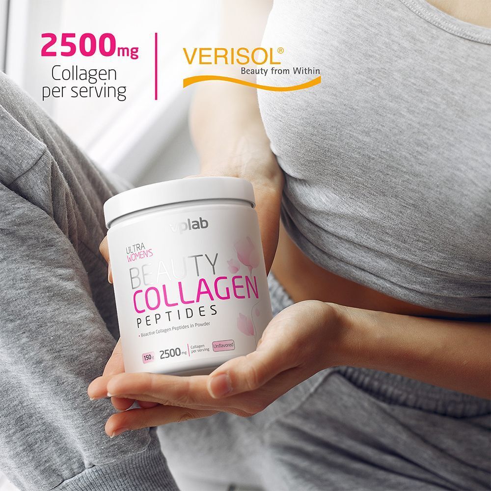 Persona che tiene un contenitore VPLAB Beauty Collagen Peptides. 2500mg di collagene per porzione.