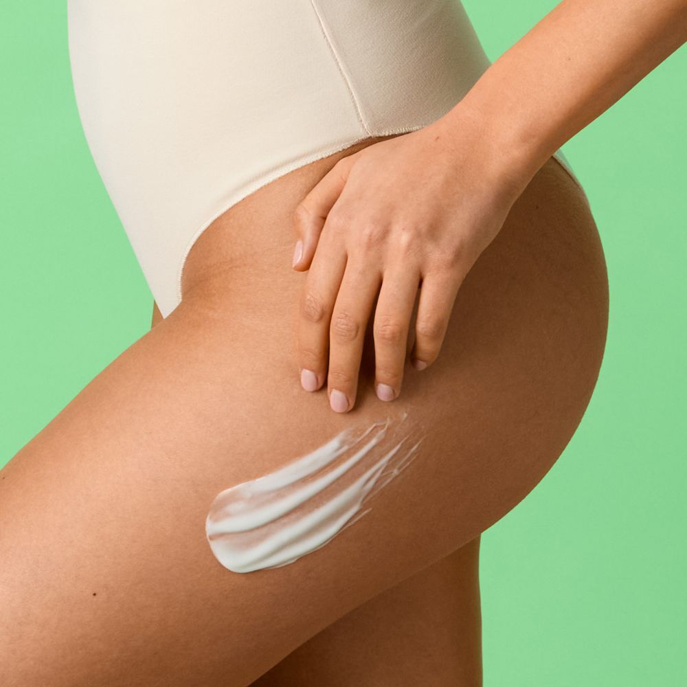 Crema applicata sulla pelle della coscia.