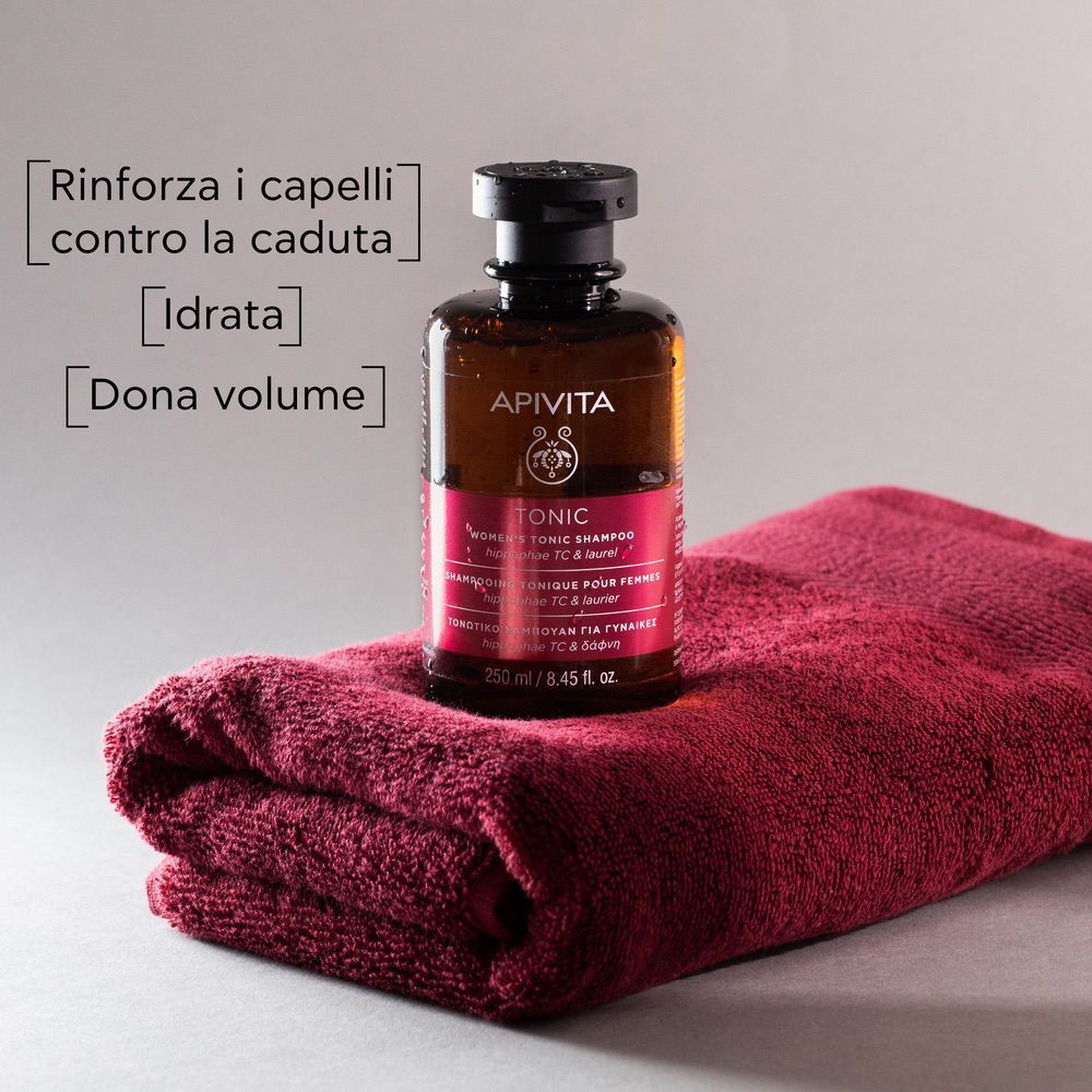 Shampoo tonico APIVITA per donne su un asciugamano.