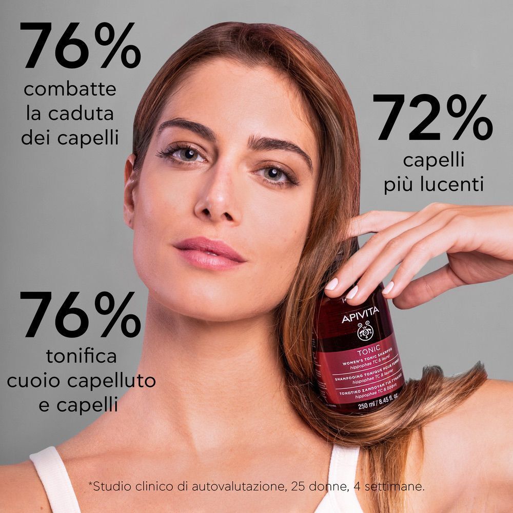 Donna con shampoo tonico APIVITA per donne.