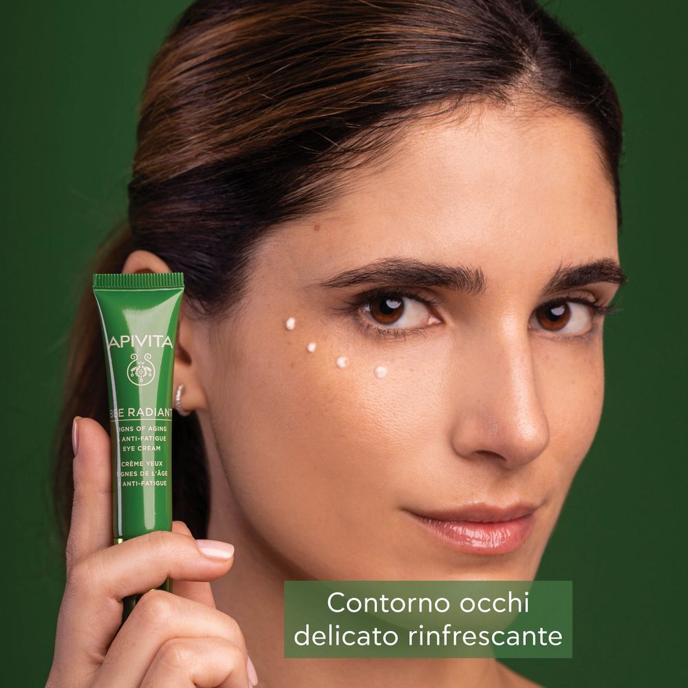 Crema contorno occhi APIVITA Bee Radiant accanto a un piccolo bidone verde con simbolo di riciclo.
