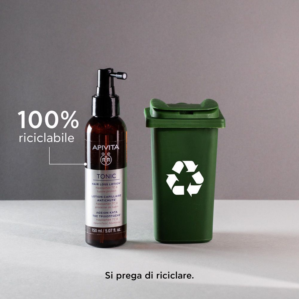 Lozione APIVITA TONIC accanto a un bidone di riciclaggio verde. 100% riciclabile.