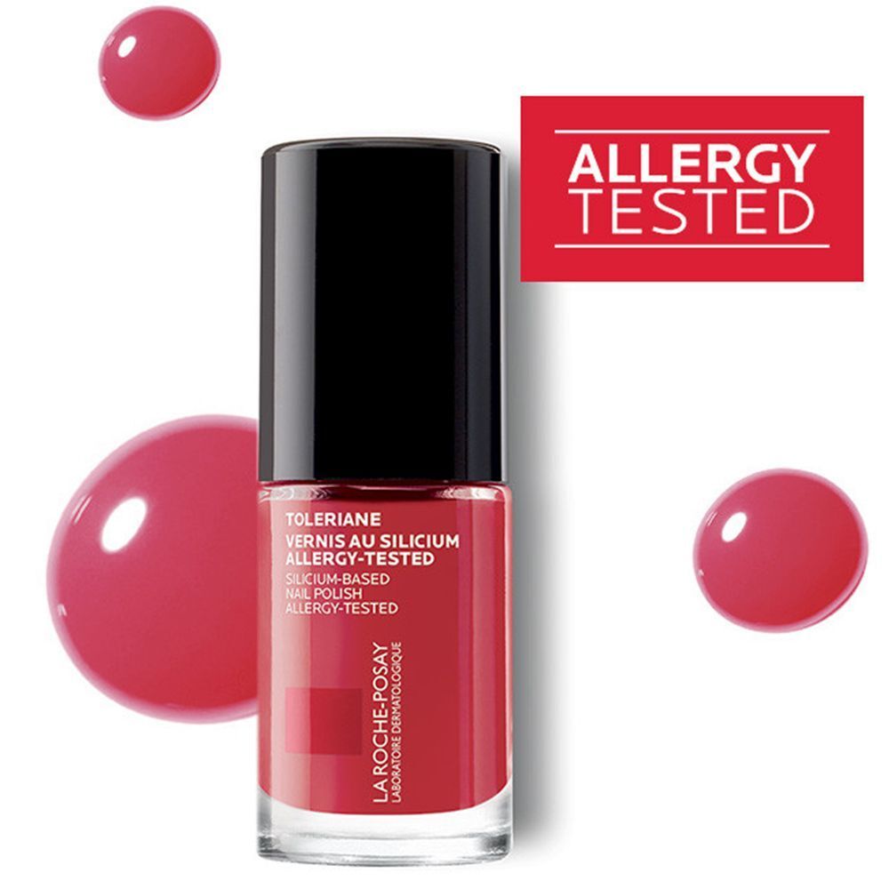 Un flacone di smalto rosso con tappo nero, circondato da tre gocce rosse. Sigillo "Allergy Tested" in alto a destra.