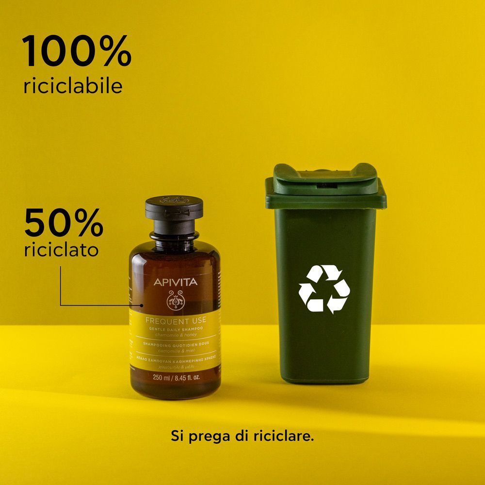 Flacone di shampoo APIVITA accanto a un piccolo cestino verde con simbolo di riciclo.