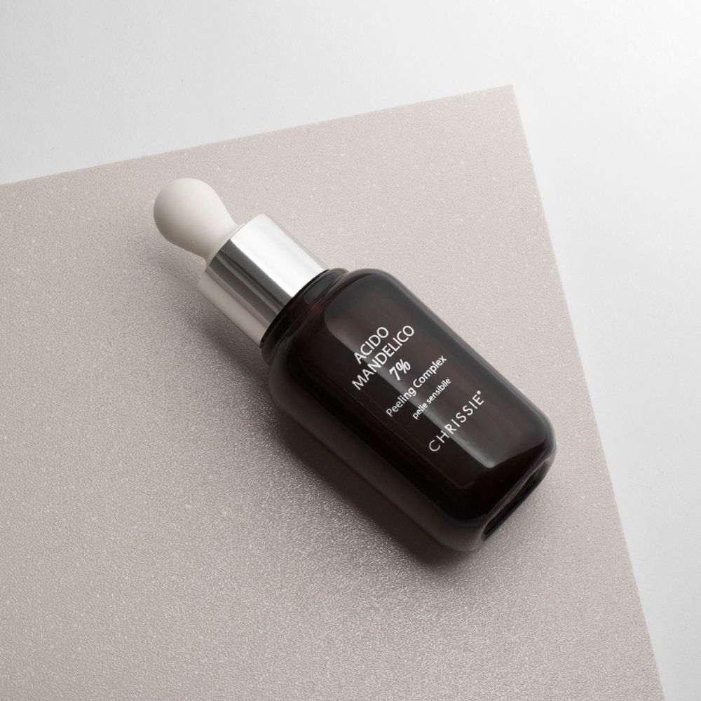 Flacone in vetro marrone scuro con contagocce. Etichetta: 'Acido Mandelico 7% Peeling Complex', 'CHRISSIE'.