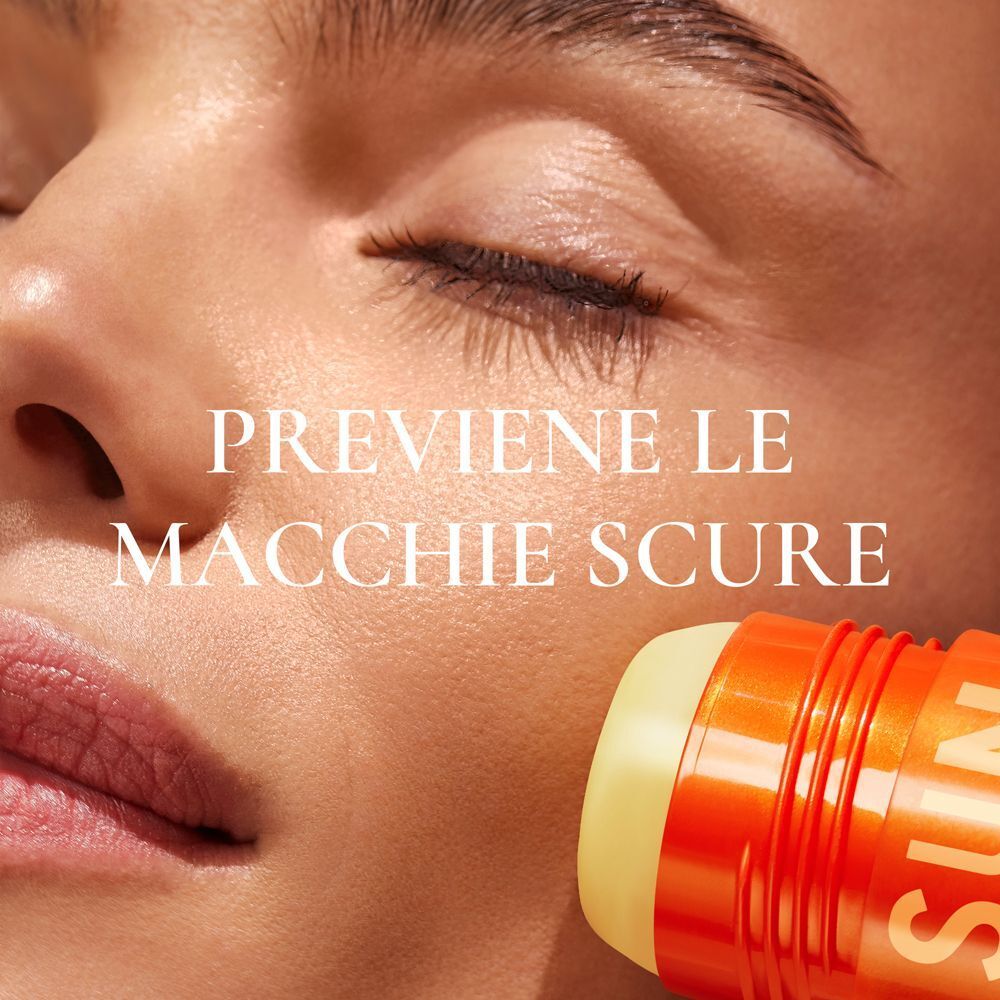 Primo piano di un viso con un Nuxe Sun Stick Solare Siero Viso SPF 50.
