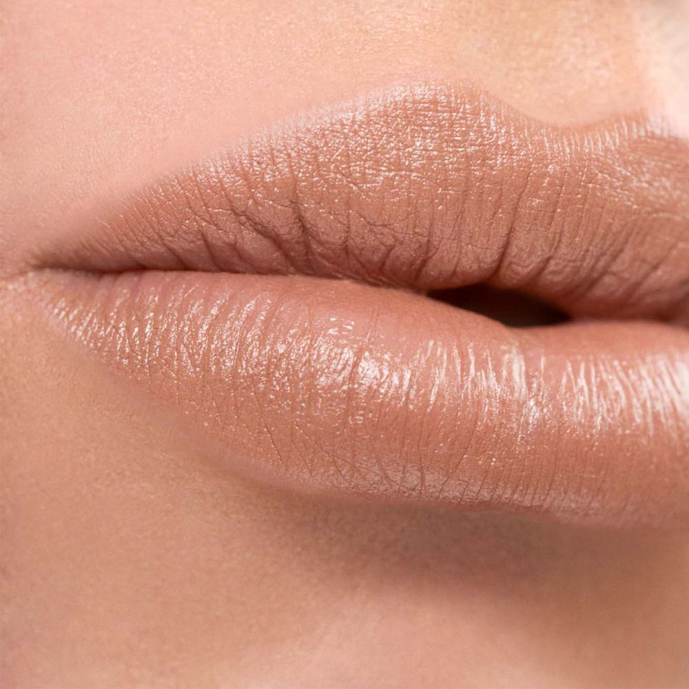 Primo piano di labbra con applicato il rossetto ASTRA Make-Up Lip Creamynal colore 01.