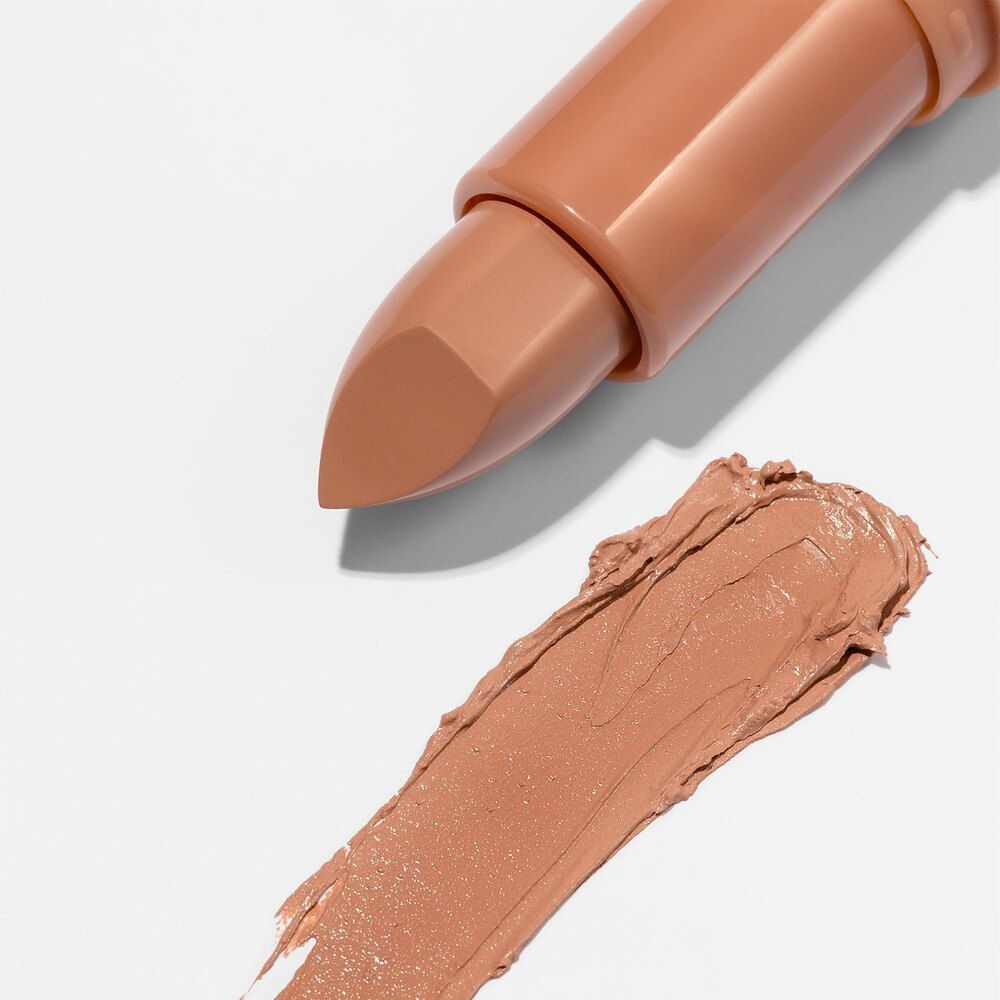 Rossetto ASTRA Make-Up Lip Creamynal e striscia di colore beige nude.