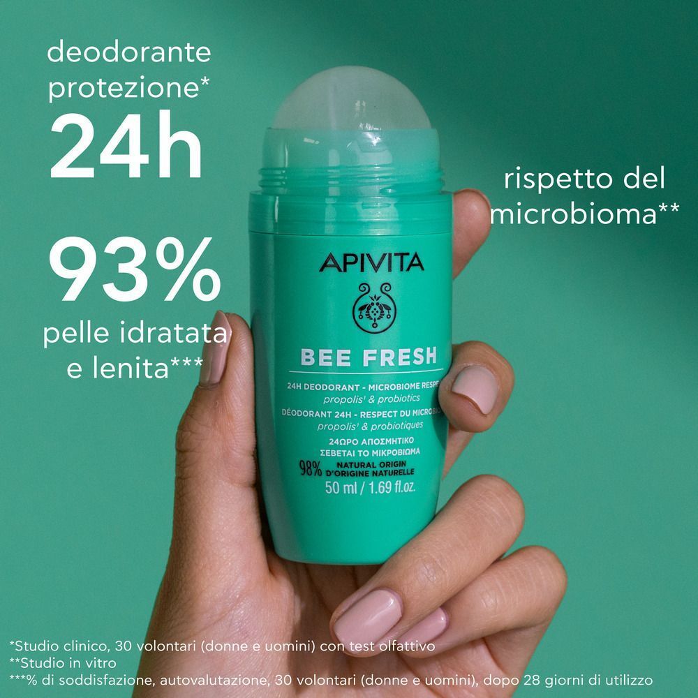 Mano che tiene un deodorante roll-on APIVITA Bee Fresh. Protezione 24h.