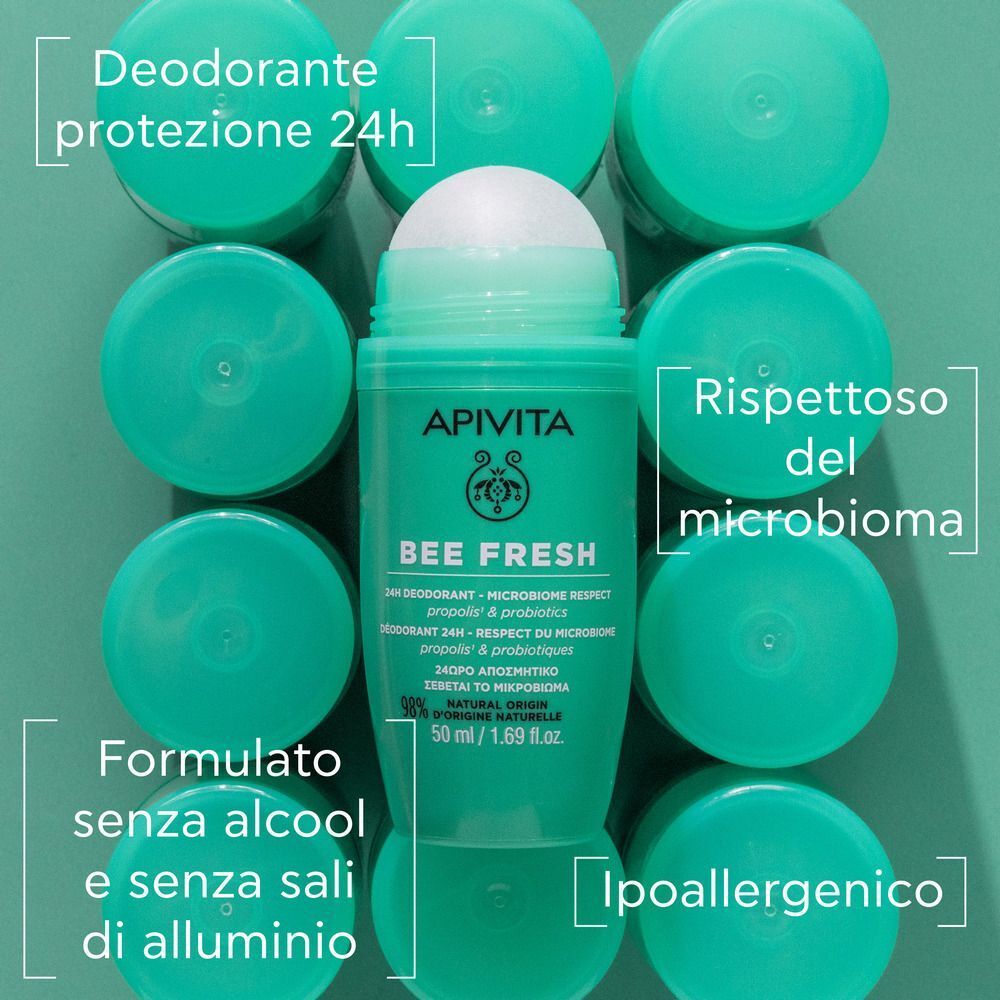 Deodorante roll-on APIVITA Bee Fresh circondato da tappi.
